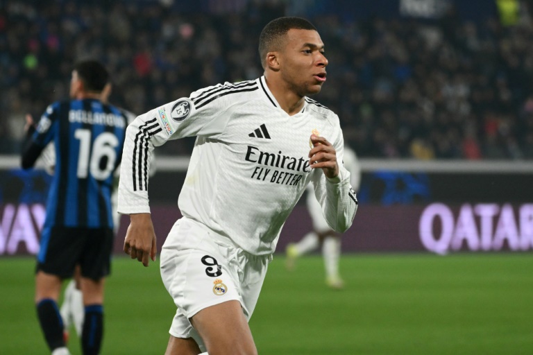 L'attaquant français du Real Madrid, Kylian Mbappé, célèbre le premier but de son équipe lors du match de C1 contre l'Atalanta, à Bergame, le 10 décembre 2024