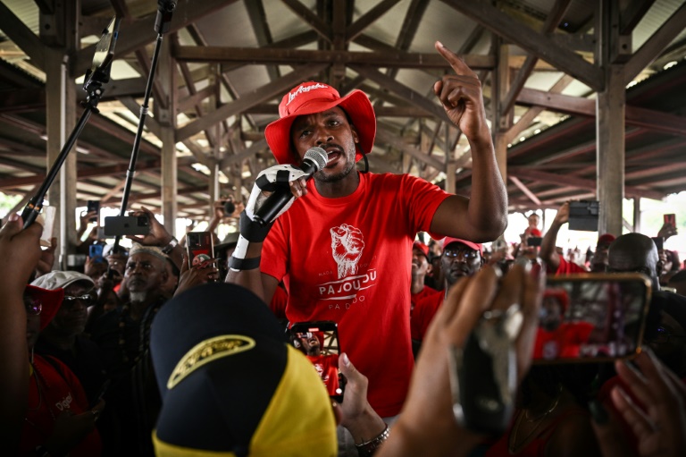 Rodrigue Petitot, président du Rassemblement pour la protection des peuples et des ressources afro-caribéens (RPPRAC), et leader du mouvement contre la vie chère en Martinique, lors d'un meeting à Fort-de-France le 19 octobre 2024