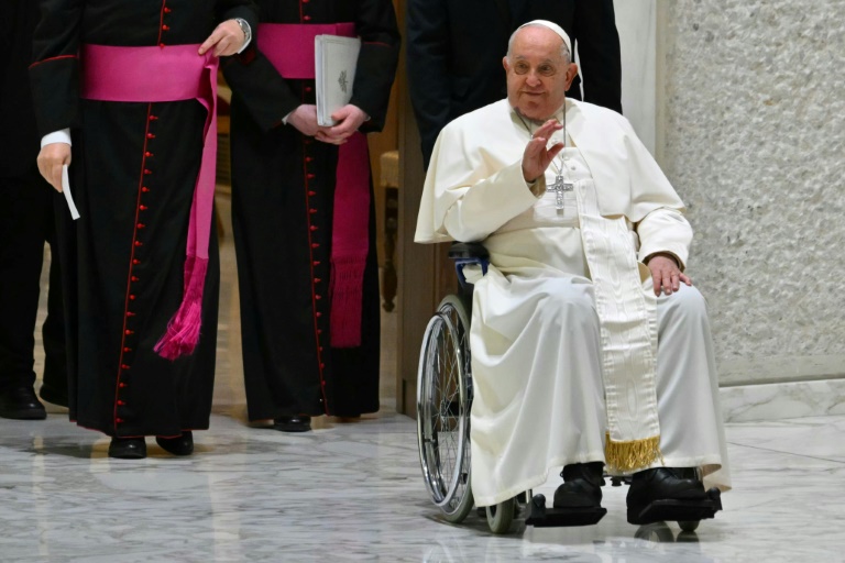 Le pape François arrive à l'audience générale hebdomadaire à la salle Paul-VI au Vatican, le 11 décembre 2024