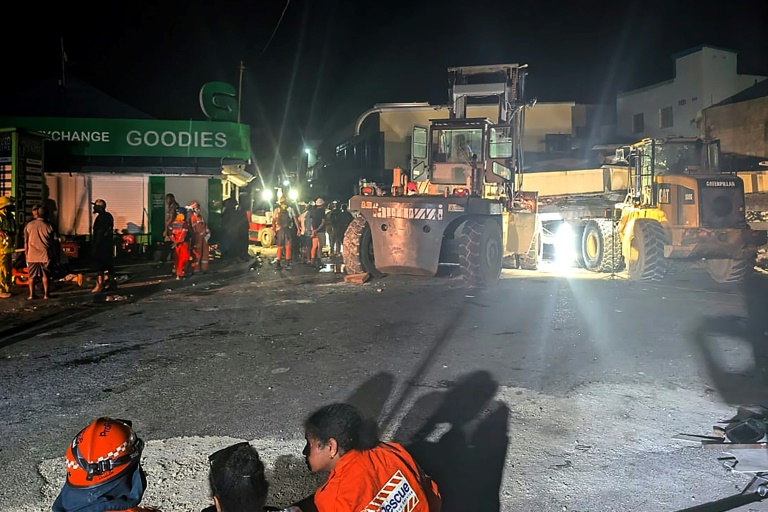 Des secouristes qui recherchent des survivants sur le site d'un bâtiment effondré après un tremblement de terre qui a frappé Port-Vila, la capitale du Vanuatu, le 18 décembre 2024