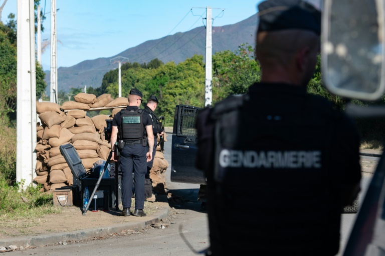 Des gendarmes mènent des contrôles routiers aux abords de Saint-Louis en Nouvelle-Calédonie, le 8 octobre 2024