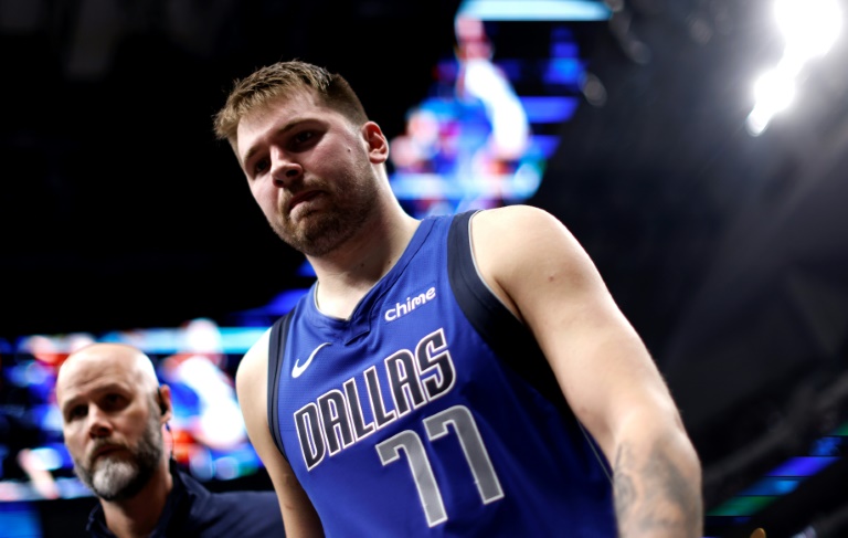 Le Slovène Luka Doncic (#77) quitte le terrain lors du deuxième quart-temps du match entre les Dallas Mavericks et les Minnesota Timberwolves, le 25 décembre 2024 à Dallas