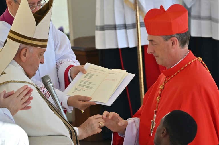 L'évêque de Corse, François-Xavier Bustillo (d) élevé au rang de cardinal par le pape François place Saint-Pierre, au Vatican, le 30 septembre 2023