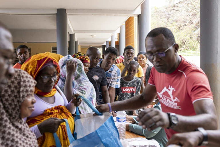 Des habitants de Mayotte font la queue pour recevoir de la nourriture et de l'eau lors d'une distribution à Mtsahara, le 25 décembre 2024