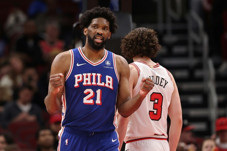 Joel Embiid serre les poings lors d'un match de saison régulière des Philadelphia 76ers à Chicago, le 8 décembre 20274