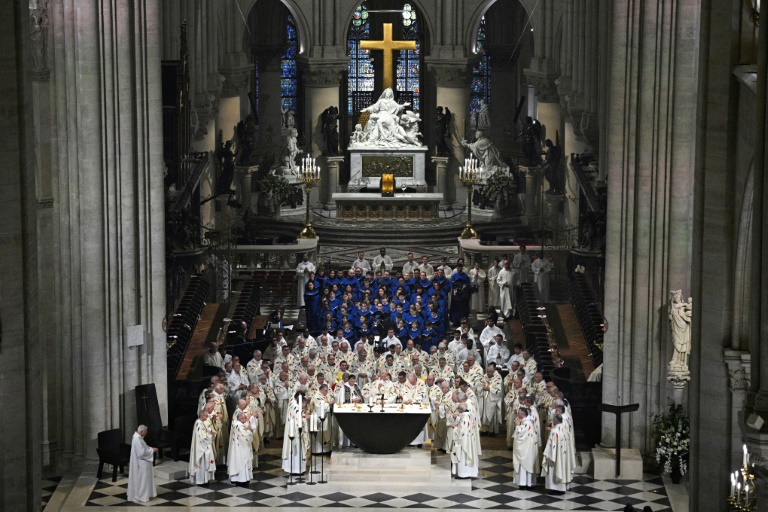 L'archevêque de Paris Laurent Ulrich consacre le nouvel autel principal lors d'une messe à la cathédrale Notre-Dame de Paris, à Paris le 8 décembre 2024