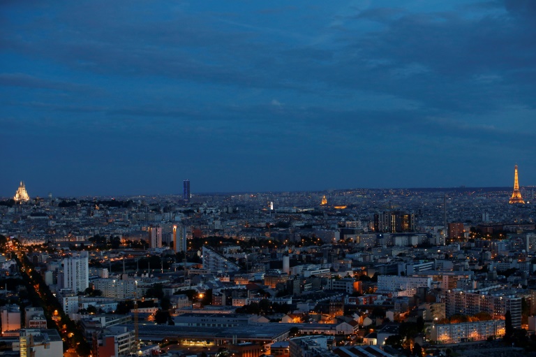 La France a adopté fin 2018 un arrêté relatif à la prévention des nuisances lumineuses, qui fixe notamment l'extinction de l'éclairage à une heure du matin pour les parcs ou les vitrines. Mais les moyens de contrôle restent limités.