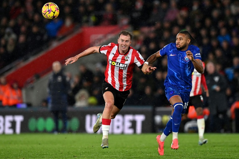 L'attaquant de Chelsea Christopher Nkunku (d) à la lutte avec le défenseur de Southampton James Bree en Premier le League le 4 décembre 2024 à Southampton