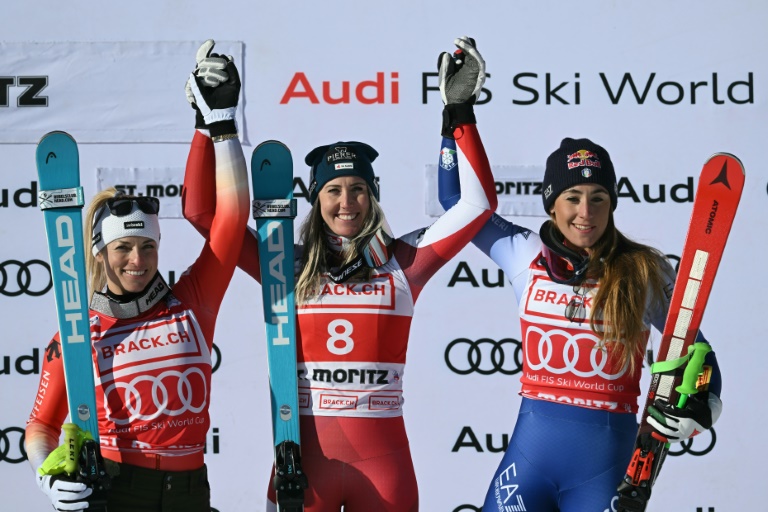 Le podium du Super-G de Saint-Moritz remporté par Cornelia Hütter (centre), devant Lara Gut-Behrami (gauche) et Sofia Goggia (droite), le 21 décembre 2024