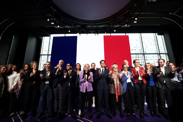 Le secrétaire général élu de Renaissance Gabriel Attal (c, d) et la présidente élue du Conseil national de Renaissance française Elisabeth Borne (c g) lors du conseil national du parti, le 8 décembre 2024 à Paris