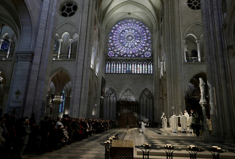 Vue de l'intérieur de la cathédrale Notre-Dame de Paris lors d'une messe, le 15 décembre 2024