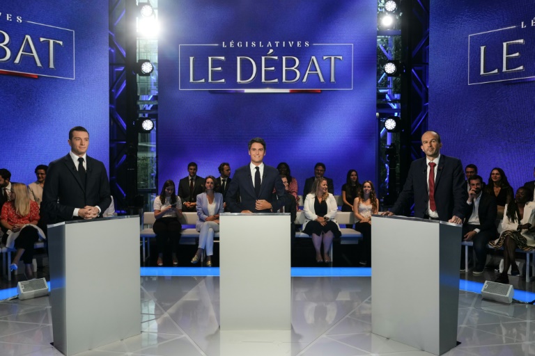 Manuel Bompard (d), coordinateur national LFI, lors d'un débat télévisé avec Jordan Bardella (g, Rassemblement national) et Gabriel Attal (c, Renaissance), à Boulogne-Billancourt, le 25 juin 2024