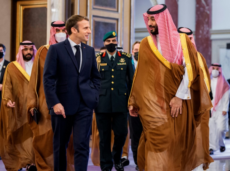 Le président français Emmanuel Macron et le prince héritier saoudien Mohammed ben Salmane, à Jeddah, en Arabie saoudite, le 4 décembre 2021