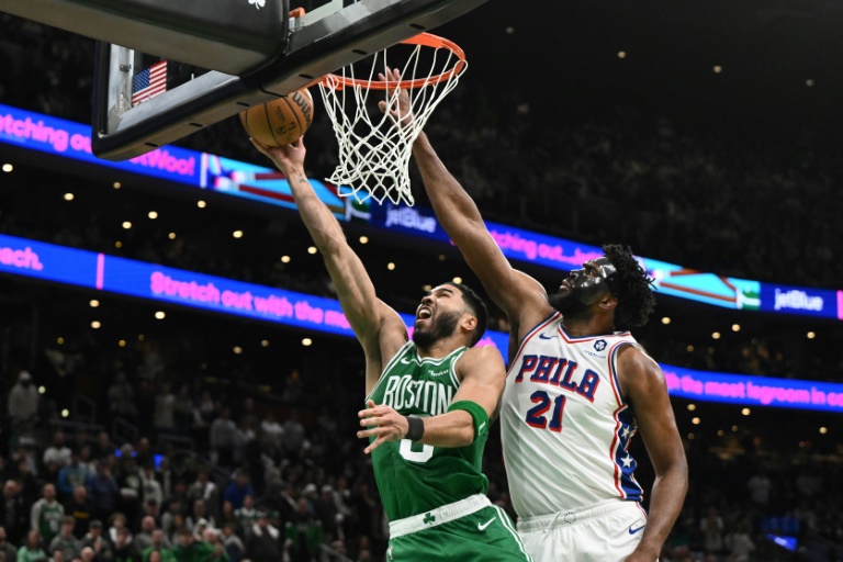 Duel sous le panier entre Jayson Tatum (#0), des Boston Celtics, et Joel Embiid (#21), des Philadelphia Sixers, le 25 décembre 2024 à Boston