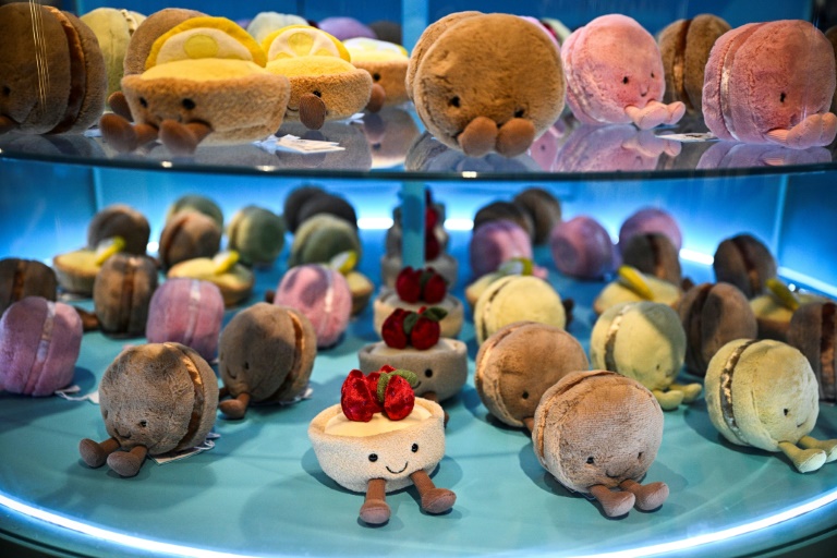 Des peluches Jellycat en forme de pâtisserie aux Galeries Lafayette Haussmann, le 29 novembre 2024 à Paris