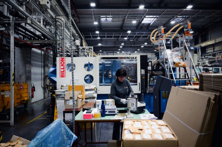 Une employée travaille dans l'usine du fabricant français de jouets Smoby à Arinthod, le 28 novembre 2024 dans le Jura