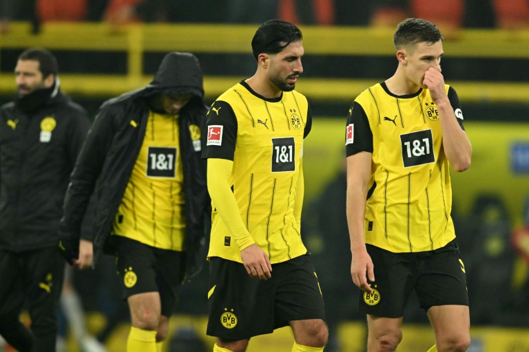 Les joueurs du Borussia Dortmund Emre Can et Nico Schlotterbeck après le match de championnat d'Allemagne de football contre Hoffenheim au stade de Dortmund le 15 décembre 2024.