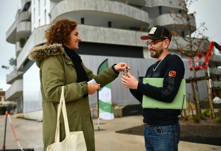 Une employée (g) du COL (Comité ouvrier du logement) remet les clés d'un appartement de la résidence Grândola au nouveau propriétaire Benoît Quintin à Tarnos, le 2 décembre 2024 dans les Landes