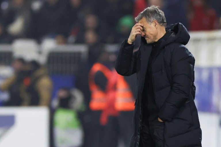 L'entraîneur du PSG Luis Enrique lors du match nul (0-0) contre Auxerre au stade de l'Abbé-Deschamps en Ligue 1, le 6 décembre 2024