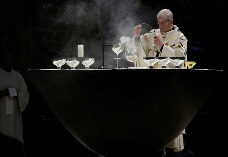 L'archevêque de Paris, Mgr Laurent Ulrich, célèbre la messe dans la cathédrale Notre-Dame de Paris, le 15 décembre 2024