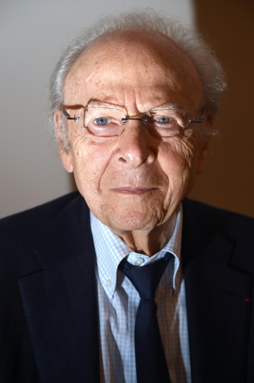 Henri Borlant, rescapé du camp de concentration nazi d'Auschwitz-Birkenau, pose à Paris le 15 janvier 2015 avant la présentation du livre « Traces de L'enfer »