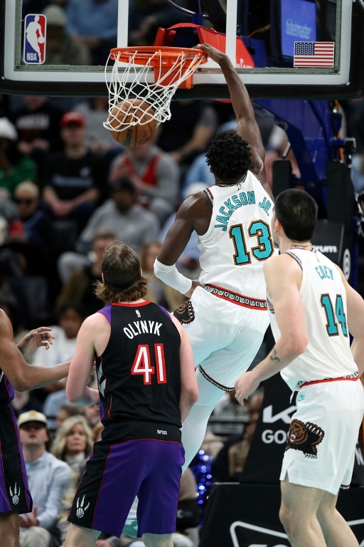 Jaren Jackson Jr. (#13) au dunk pour les Memphis Grizzlies face aux Toronto Raptors, le 26 décembre 2024 à Memphis