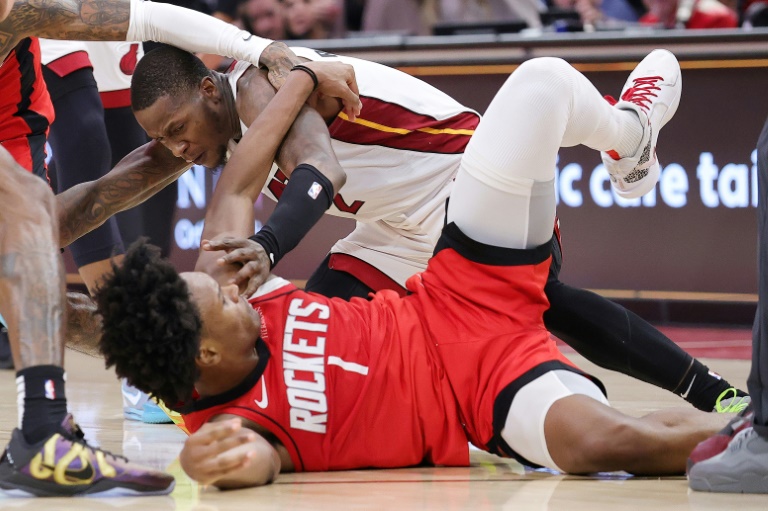 Amen Thompson (bas), l'arrière des Houston Rockets, et Terry Rozier (haut), le meneur du Miami Heat, lors d'une bagarre à la fin d'un match de NBA entre Houston et Miami, à Houston, le 29 décembre 2024