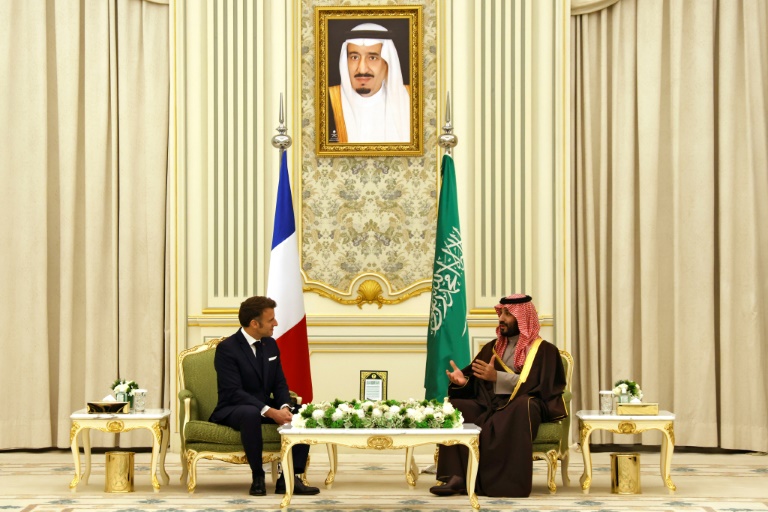 Le président français Emmanuel Macron (g) rencontre le prince héritier d'Arabie saoudite Mohammed ben Salmane lors d'une visite officielle à Riyad, le 2 décembre 2024