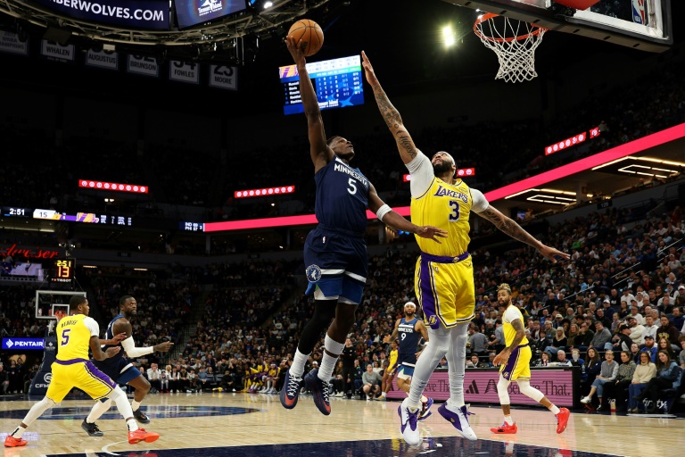 Anthony Edwards, l'arrière des Minnesota Timberwolves, monte au panier contre les Lakers de Los Angeles, en NBA, le 13 décembre 2024