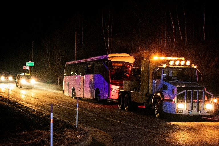 L'autocar espagnol accidenté après avoir heurté une falaise, est remorqué par un camion à Porté-Puymorens, dans les Pyrénées-Orientales, le 1er décembre 2024