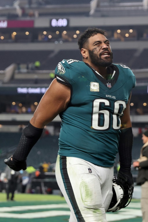 Jordan Mailata, l'offensive tackle australien des Philadelphia Eagles, est remplacé lors d'un match de NFL contre les Washington Commanders, à Philadelphie, le 14 novembre 2024