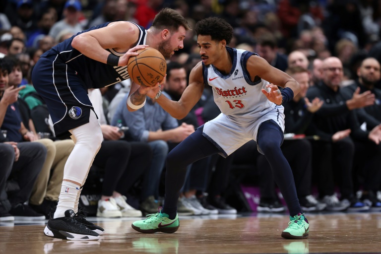 La star slovène des Dallas Mavericks Luka Doncic face à Jordan, des Wizards, lors d'un match de saison régulière de NBA, le 5 décembre 2024 à Washington DC