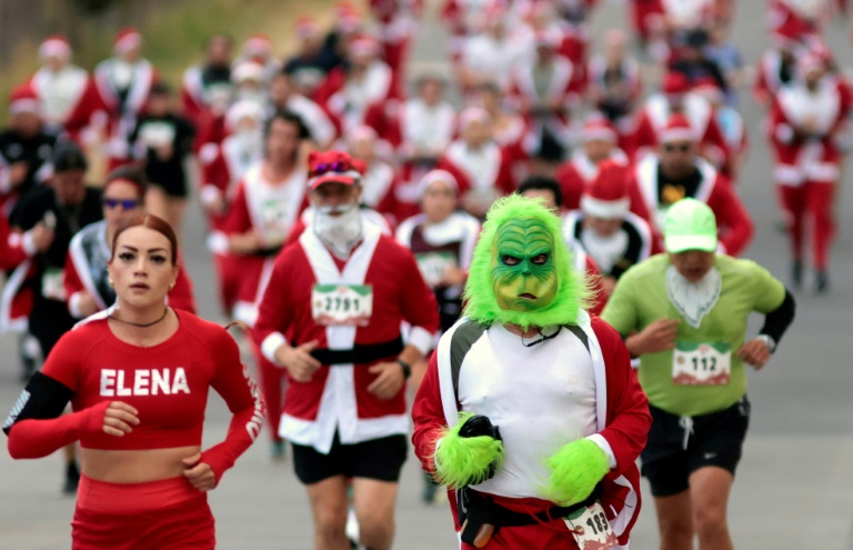 Des participants à la course pédestre de Guadalajara déguisés en Père Noêl, le 8 décembre 2024 au Mexique