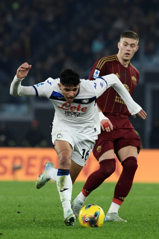 Le défenseur italien de l'Atalanta Bergame Raoul Bellanova (g.) à la lutte pour le ballon avec l'attaquant ukrainien de l'AS Roma Artem Dovbyk (d.) pendant un match de Serie A, au stade olympique de Rome, le 2 décembre 2024