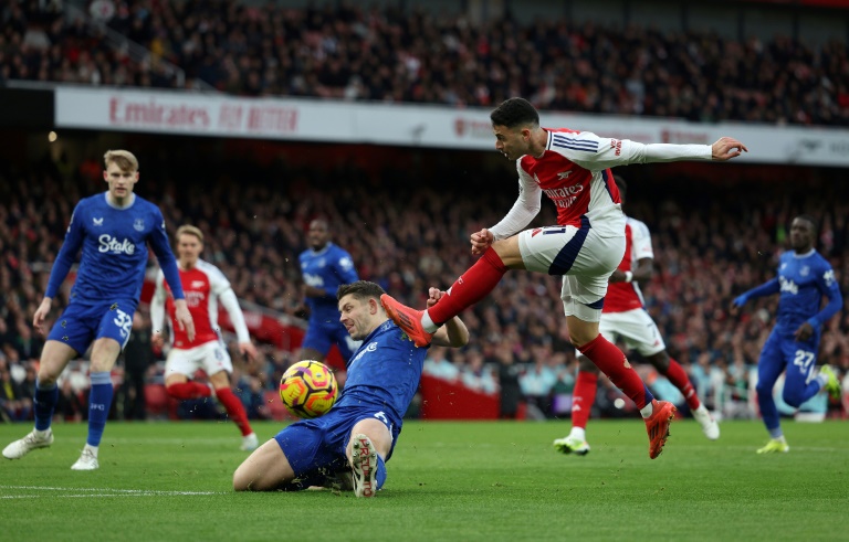 James Tarkowski et Gabriel Martinelli lors du match nul (0-0) entre Arsenal et Everton en Premier League à l'Emirates Stadium (Londres) le 14 décembre 2024