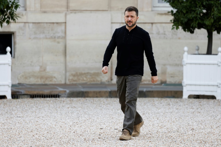 Le président ukrainien Volodymyr Zelensky arrive à l'Elysée, le 10 octobre 2024 à Paris