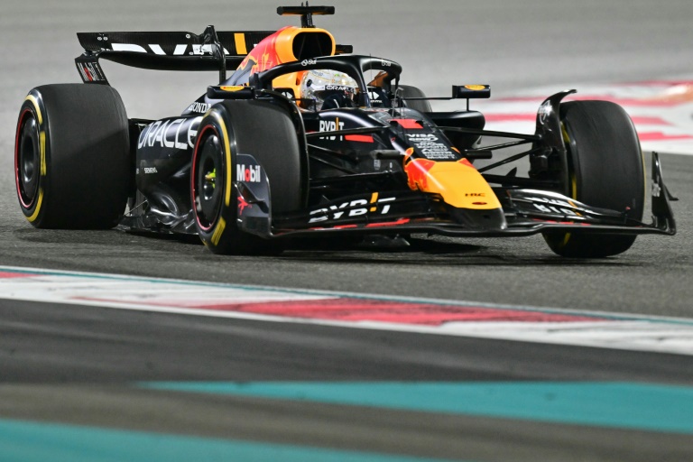 La Red Bull de Max Verstappen a été discrète lors de la seconde séance d'essais de la journée sur le circuit de Yas Marina, le 6 décembre 2024