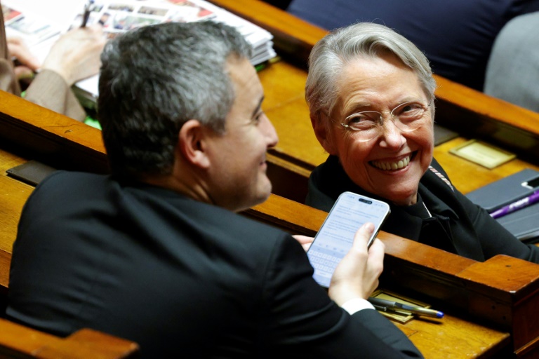 Les députés du groupe Ensemble pour la République Gerald Darmanin (g.) et Elisabeth Borne (d.) à l'Assemblée nationale à Paris, le 16 décembre 2024