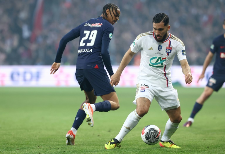 Le milieu de l'OL Rayan Cherki (droite) au duel avec son ancien coéquipier Bradley Barcola, désormais au PSG, lors de la finale de la Coupe de France, à Villeneuve-d'Ascq, le 25 mai 2024