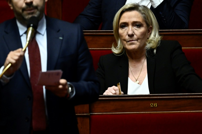 La présidente du groupe des députés RN Marine Le Pen, durant la session de questions au gouvernement à l'Assemblée nationale à Paris le 3 décembre 2024