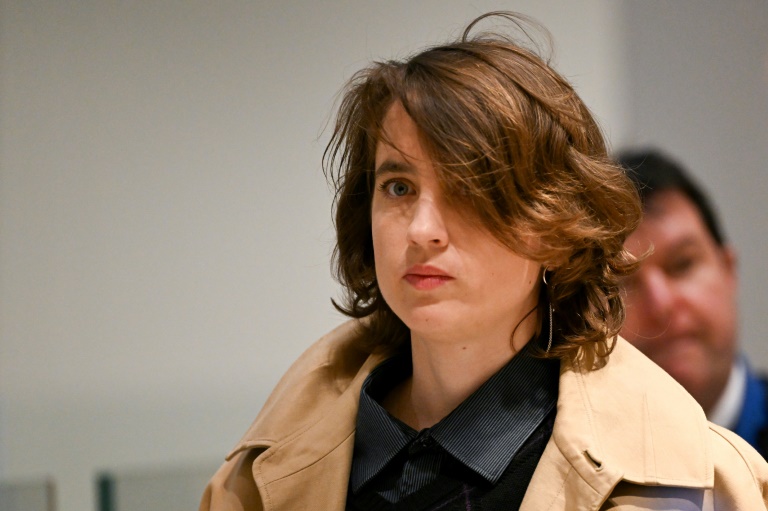 L'actrice Adèle Haenel arrive au procès du réalisateur Christophe Ruggia, qu'elle accuse de l'avoir agressée sexuellement quand elle était mineure, au palais de justice de Paris le 9 décembre 2024