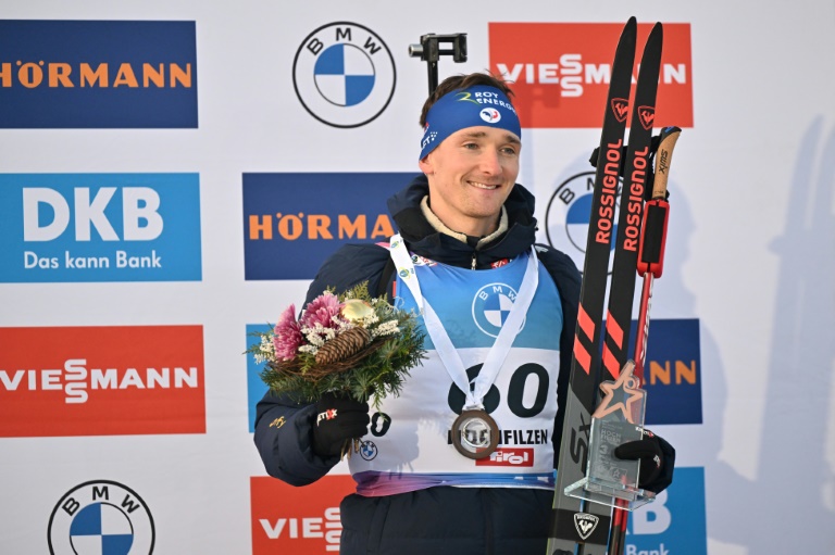 Fabien Claude sur le podium après le sprint d'Hochfilzen, en Autriche, le 13 décembre 2024