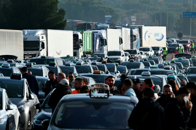 Des chauffeurs de taxi bloquent le péage de l'autoroute A7 à Lançon-de-Provence,  le 2 décembre 2024 dans les Bouches-du-Rhône