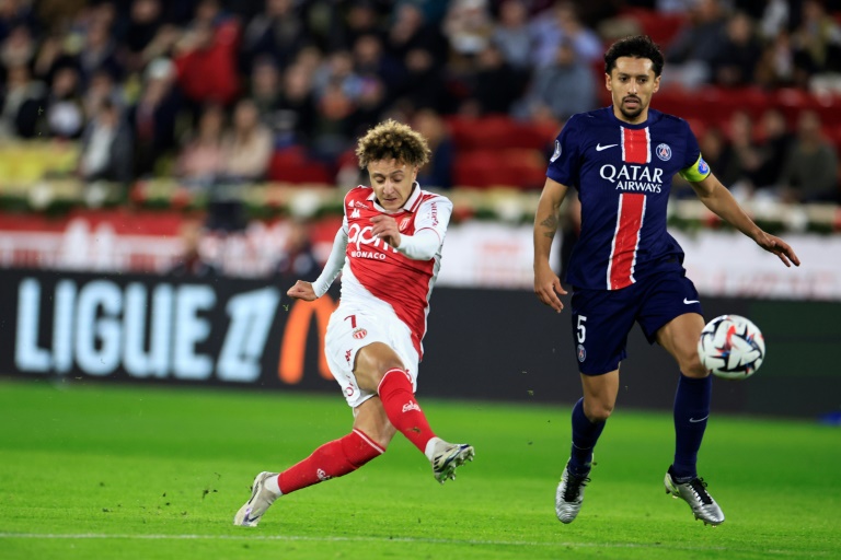 Le Marocain Eliesse Ben Seghir (g) avec Monaco contre le Paris SG en Ligue 1 le 18 décembre 2024 au stade Louis II à Monaco