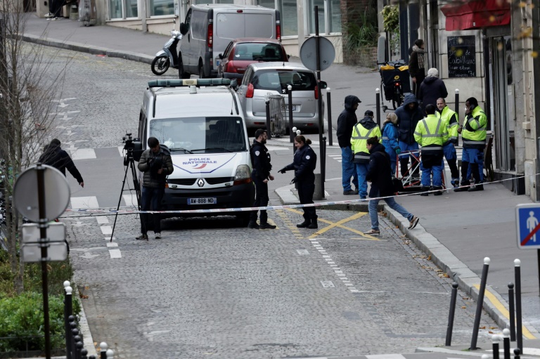 Des policiers bloquent une rue près du lycée Rodin où un adolescent a été tué lors d'une rixe entre bandes rivales, le 17 décembre 2024 à Paris