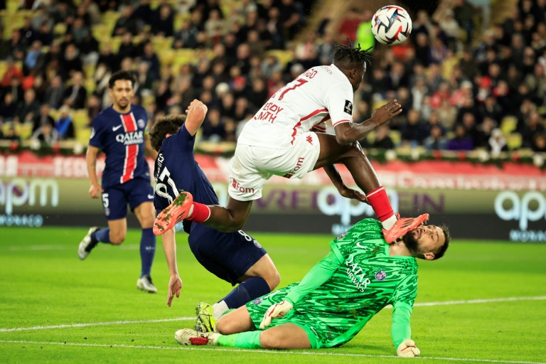 Le gardien italien du PSG Gianluigi Donnarumma victime d'une faute du défenseur de Monaco Wilfried Singo, lors d'un match de Ligue 1, le 18 décembre 2024 au stade Louis-II