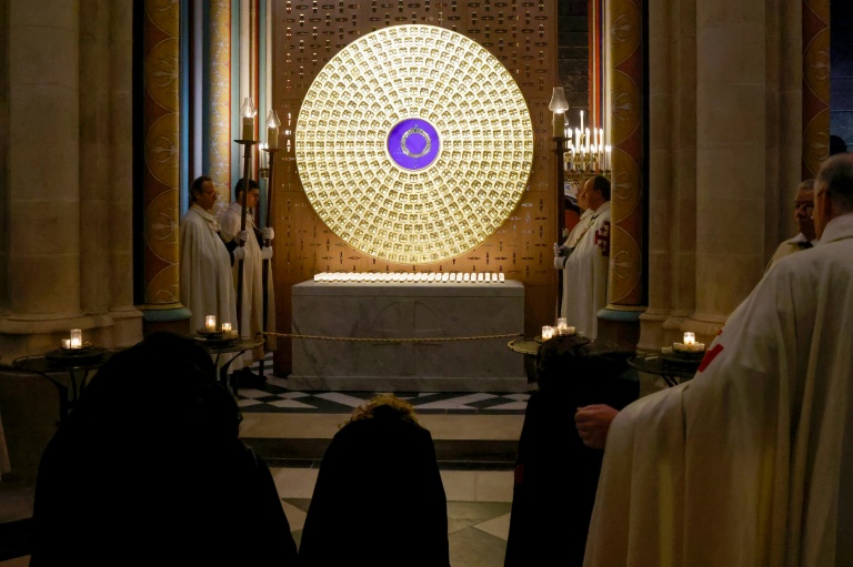 La couronne d'épines dans son reliquaire conçu par l'artiste français Sylvain Dubuisson lors d'une procession à l'intérieur de la cathédrale Notre-Dame de Paris, à Paris le 13 décembre 2024