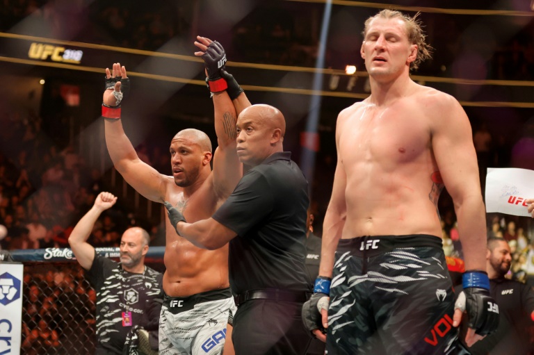 Le Français Ciryl Gane célèbre sa victoire par décision partagée contre le Russe Alexander Volkov dans un combat catégorie poids lourds lors de l'UFC 310, à Las Vegas, le 7 décembre 2024