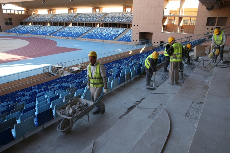 Des ouvriers travaillent le 5 décembre 2024 dans le stade de Marrakech, en vue de la CAN 2025 et d'une future mise à niveau pour le Mondial-2030