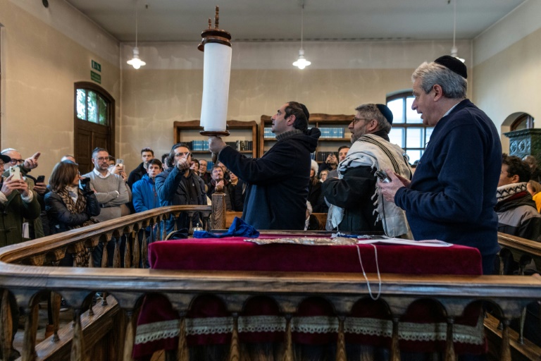 Le Grand Rabbin de France Haïm Korsia, au ce tre, se prépare à réciter une prière avec un groupe de lycéens français dans la synagogue d'Oswiecim, dans le sud de la Pologne, le 5 décembre 2024